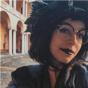 Studentessa di psicologia e lavoratrice, apprendere e fare compiti insieme sarà divertente!